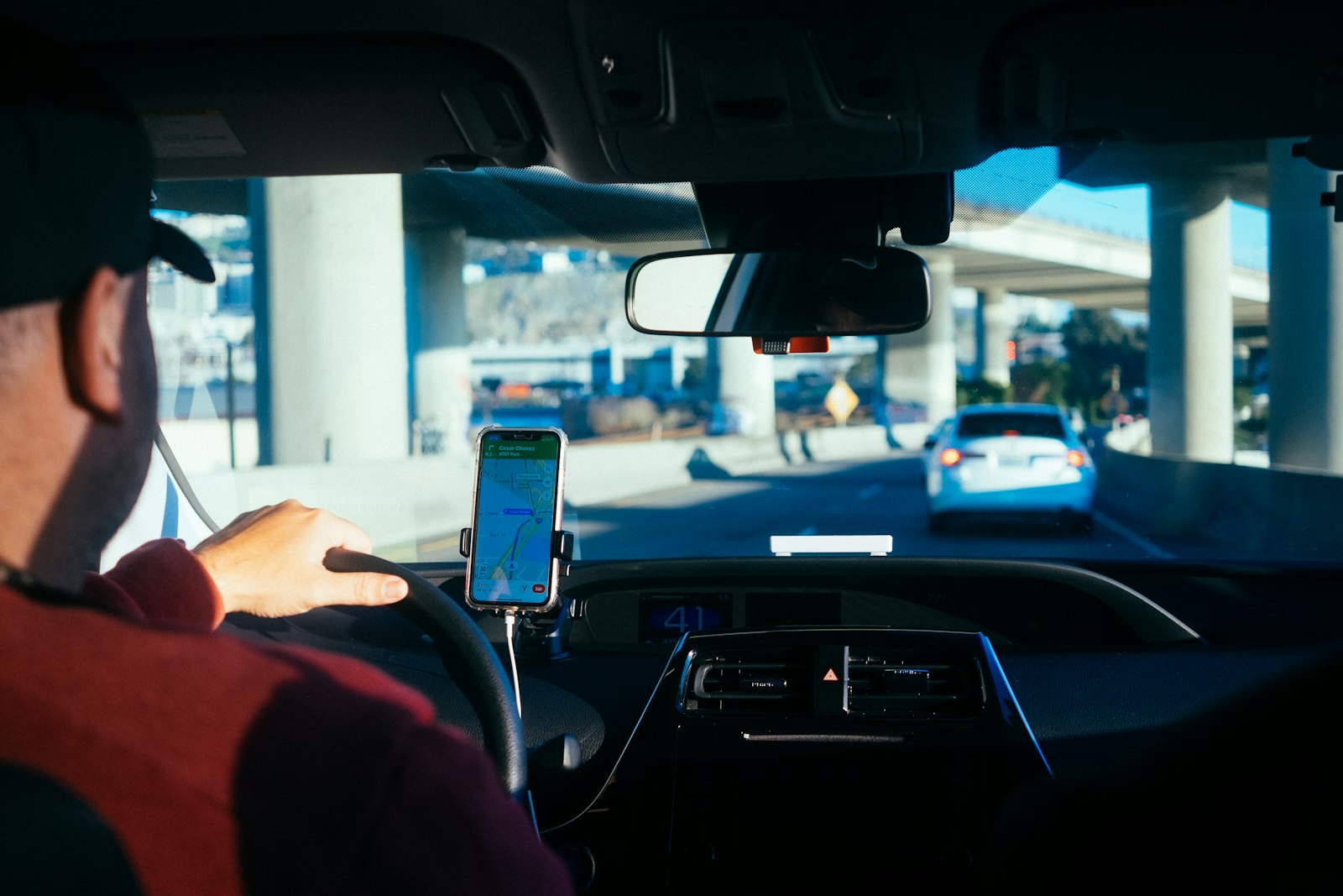 Conductor siguiendo la ruta de la app en su celular